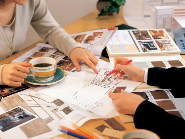 注文住宅で後悔しないための工務店選びと打ち合わせのイメージ